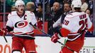 Sjomin a Staal slaví gól Caroliny Hurricanes