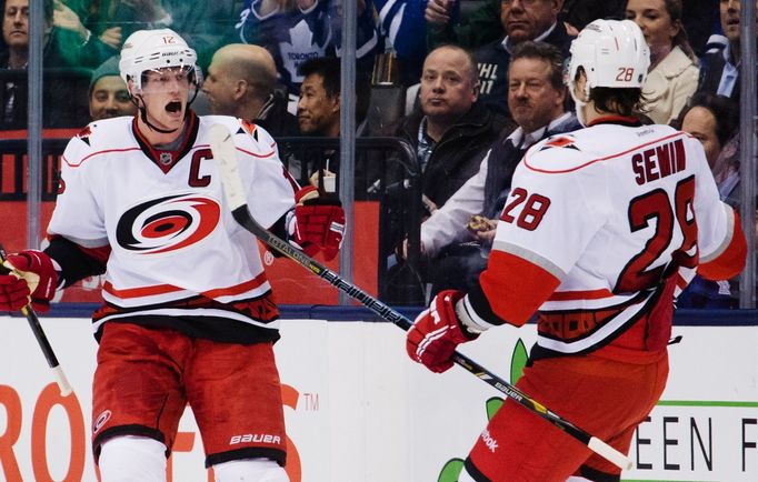 Sjomin a Staal slaví gól Caroliny Hurricanes