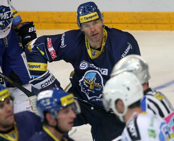 Hokejista Kladna Jaromír Jágr se protahuje v utkání proti Kometě Brno během 15. kola Tipsport extraligy 2012/13.