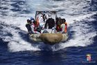 Moře není strašák. Italové nabízejí migrantům poznamenaným cestou do Evropy lekce plavání a potápění