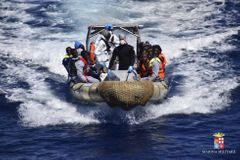 Italové zachránili u libyjského pobřeží přes 650 uprchlíků, našli také pět mrtvých
