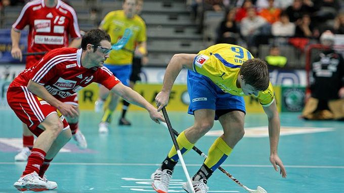 Favorizovaní Švédové o švýcarské florbalisty lehce zakopli. Postup do finále vybojovali až v prodloužení. Na snímku obral o míček Švéda Karl-Johana Nilssona (vpravo) švýcarský kapitán Mathias Hofbauer (vlevo).