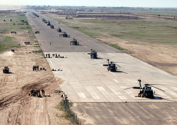 Americké vrtulníky se připravují na odlet ze základny v Iráku