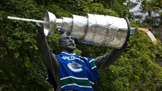 Fanoušci Canucks věří v historický triumf, lorda Stanleyho oblékli do dresu