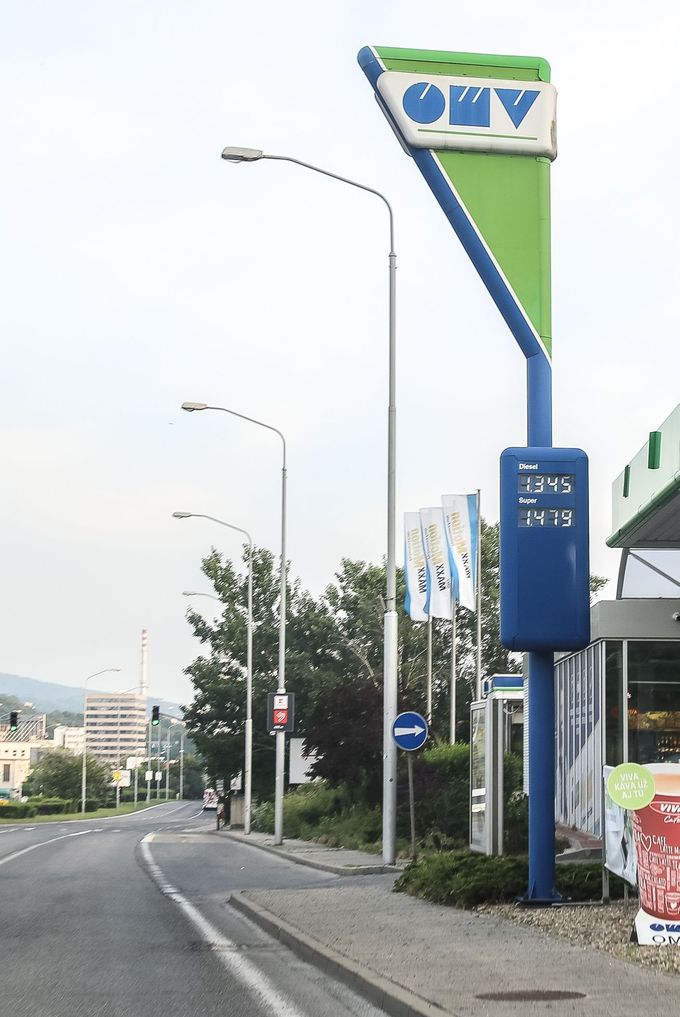 První pumpy, na které narazíte, jsou v Bratislavě. Litr dieselu je na zdejší OMV dražší než v Rakousku i Česku, v přepočtu za 34.30 Kč, litr benzinu pak za 37,70 Kč.