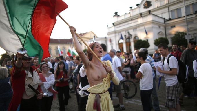 Demonstrace ve stylu francouzské revoluce, Sofie 13. července.