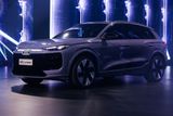 Německý koncern prostřednictvím dalších značek odhalil i jiné novinky. Třeba Audi Q6L e-tron, které je specifickou verzí nového elektromobilu čtyř kruhů na platformě PPE pro čínský trh. Hlavní novinkou je protažený rozvor náprav, ústící ve větší množství místa na zadních sedadlech. Podle čínského testovacího cyklu auto ujede přes 700 km na jedno nabití, na výběr pak budou verze s pohonem zadních nebo všech kol.