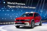 Volkswagen se s konceptem Tiguan GTE Active Concept zřejmě snaží odvést pozornost od aféry Dieselgate. Předvádí totiž vůz s dvěma elektromotory (každý na jedné nápravě) a benzinovou jednotkou, který ujede 32 km na elektřinu. A mimo to se nelekne ani těžšího terénu.