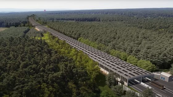 "Jako jízda v tovární hale." Střecha příští dálnice dlouhá dva kilometry budí rozpaky