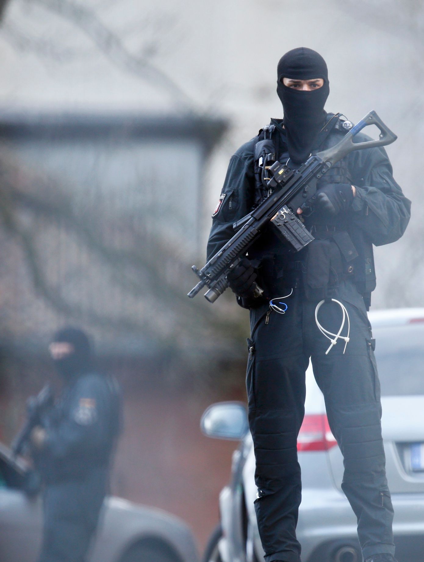 Německo - speciální jednotka SEK hlídá u soudu s německým islamistou