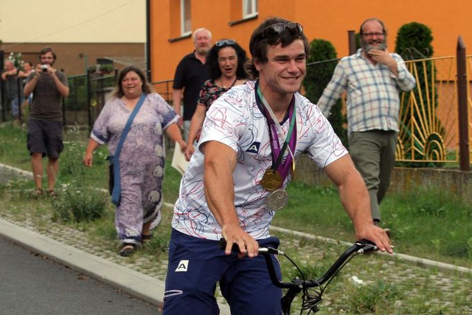 Český kajakář Vavřinec Hradilek doma ve Zbuzanech po příjezdu z OH 2012 v Londýně se stříbrnou medailí.