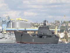 Ruská loď v Sevastopolu. Město na Krymu patří Ukrajině, ruské námořnictvo má část přístavu pronajatou.