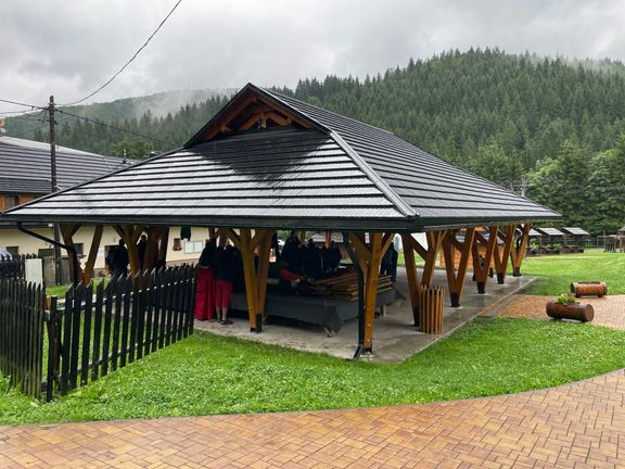 Pergola u obecního úřadu v Horní Lomné, kde se od neděle před deštěm schovává sedmnáctičlenný přírodovědný oddíl ze Strážnice.