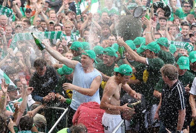 Šampaňské stříkalo všude kolem. Hráči Bohemians na pódiu obklopeni svými fanoušky.