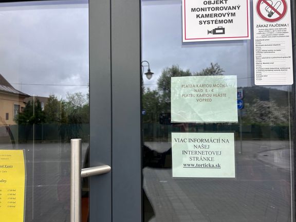 To, že je ve městě nově zavedená transakční daň už poznat, přiznávají i manželé Katarína a Jozef. 