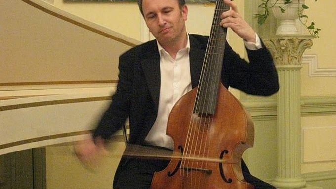 Petr Wagner na violu da gamba a Přemysl Vacek na theorbo hrají Forquerayovu skladbu La Couperin.