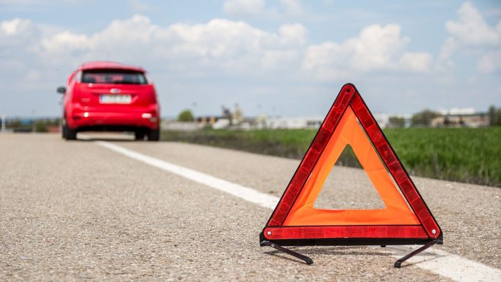 Na dálnici D7 není kde zastavit při poruše auta. Mají zde vzniknout nouzové zálivy
