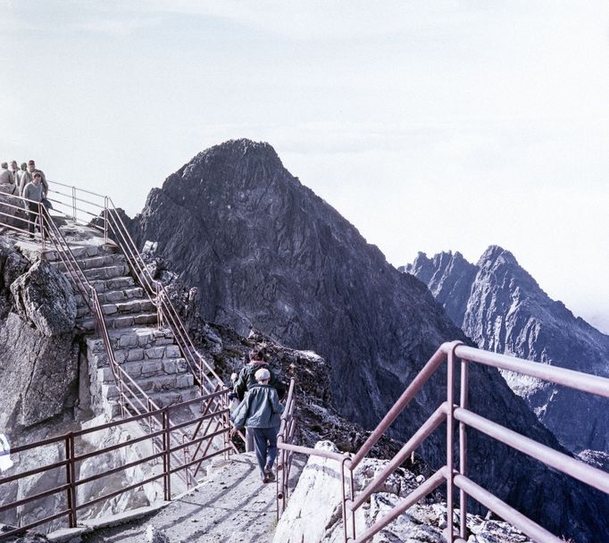 Lomnický štít, Vysoké Tatry, 1965. Snímek z barevného kinofilmu.