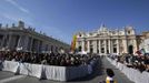 A general view of a packed Saint Peter's Square where Pope Benedict XVI holds his last general audience at the Vatican February 27, 2013. The weekly event which would normally be held in a vast auditorium in winter, but has been moved outdoors to St. Peter's Square so more people can attend. The pope has two days left before he takes the historic step of becoming the first pontiff in some six centuries to step down instead of ruling for life. REUTERS/Max Rossi (VATICAN - Tags: RELIGION) Published: Úno. 27, 2013, 9:48 dop.