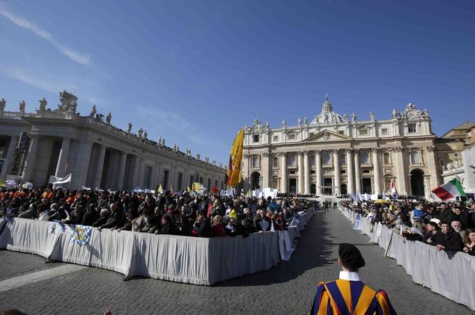 A general view of a packed Saint Peter's Square where Pope Benedict XVI holds his last general audience at the Vatican February 27, 2013. The weekly event which would normally be held in a vast auditorium in winter, but has been moved outdoors to St. Peter's Square so more people can attend. The pope has two days left before he takes the historic step of becoming the first pontiff in some six centuries to step down instead of ruling for life. REUTERS/Max Rossi (VATICAN - Tags: RELIGION) Published: Úno. 27, 2013, 9:48 dop.