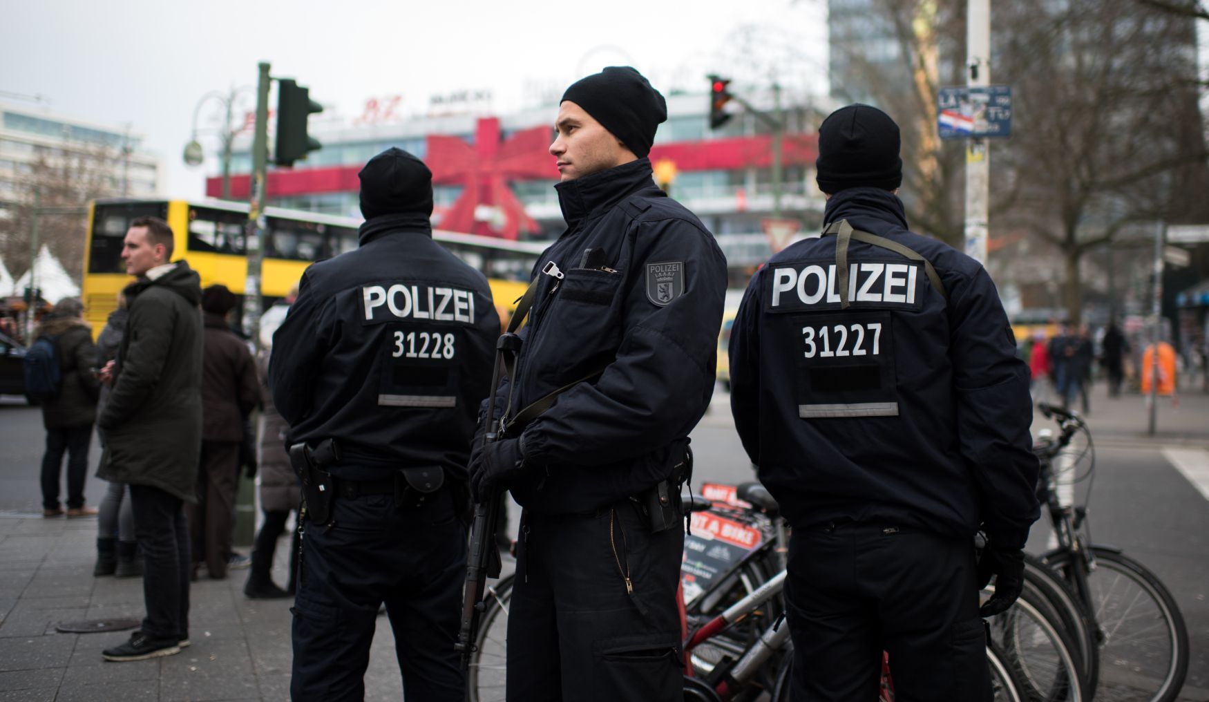 Policie u berlínských vánočních trhů.