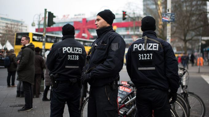 Policie u loňských vánočních trhů v Berlíně.
