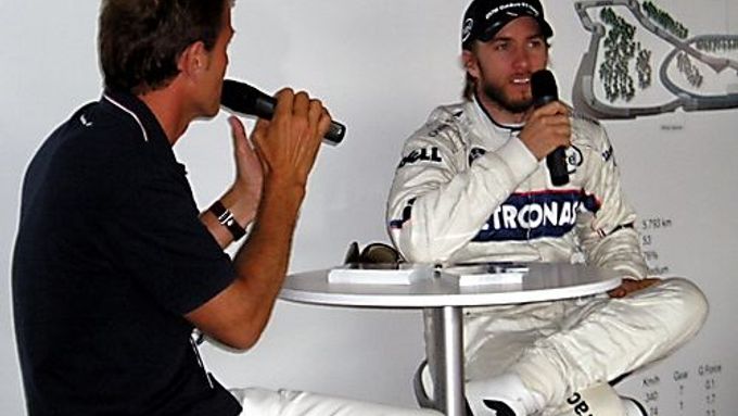 Nick Heidfeld (vpravo) v rozhovoru pro VIP hosty stáje BMW-Sauber v Monze.