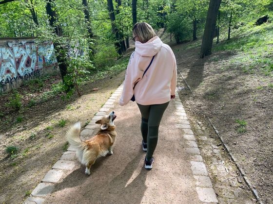 Olga se svým psem při procházce v Brně.