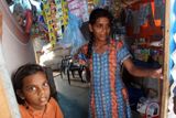 Paní Kamalawathi si v táboře otevřela improvizovaný obchod. Ve stejném domku se svými několika dětmi žije.