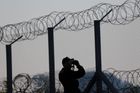 Na maďarsko-srbské hranici se už tyčí i druhá řada plotu, který má zabránit přílivu běženců