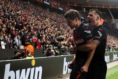 Leverkusen srazil Kladiváře v závěru, Liverpool po demolici Sparty prožil šok