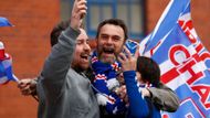 Fanoušci Glasgow Rangers pak na dálku sledovali nedělní zápas Celtiku. Jakákoli bodová ztráta městského rivala znamenala korunovaci nového mistra z Ibrox Stadium.