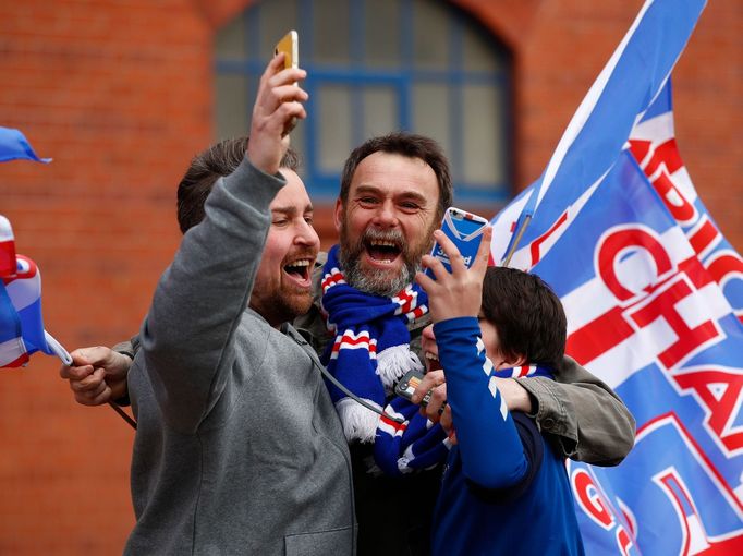 Fanoušci Glasgow Rangers slaví zisk 55. titulu ve skotské lize.