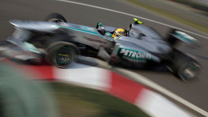 Projeďte se po okruhu v Šanghaji s loňským držitelem pole position Lewisem Hamiltonem.