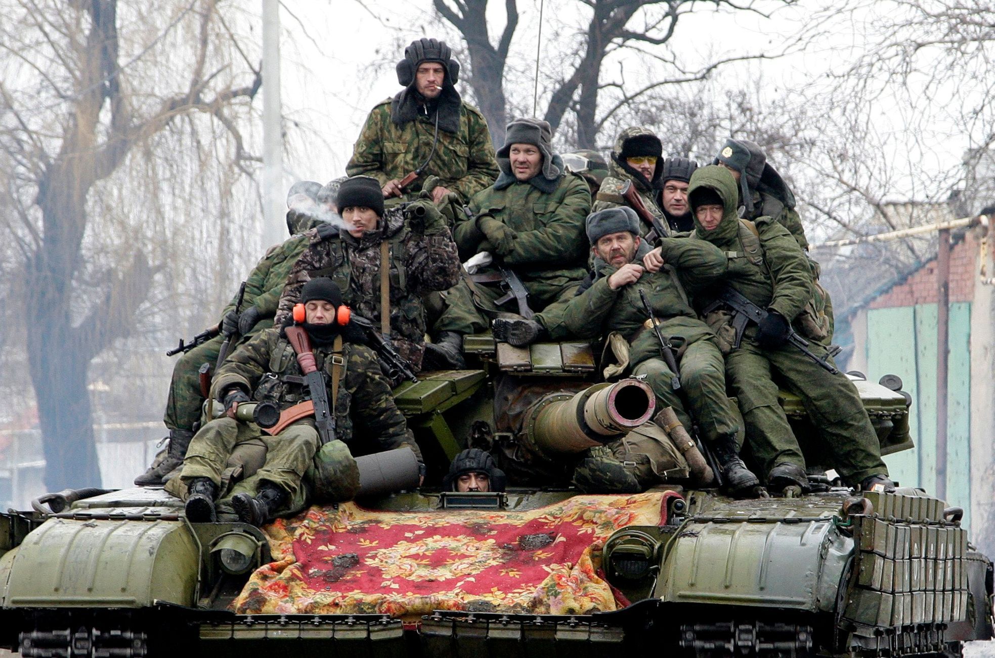Proruští separatisté z Doněcké lidové republiky na tanku.