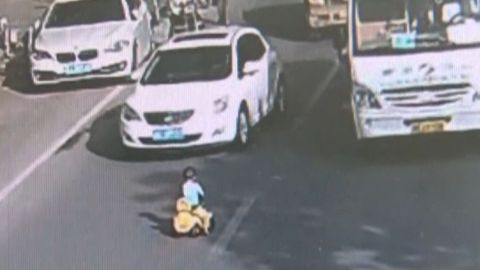 Dítě na odrážedle kličkovalo mezi protijedoucími auty. Zachránil ho až policista