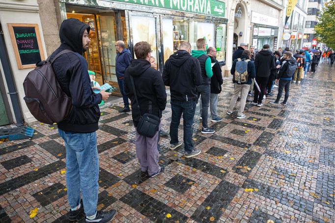 Otevření prvního amerického fastfoodového řetězce Popeyes v Česku, na Václavském náměstí, 3. 11. 2023.