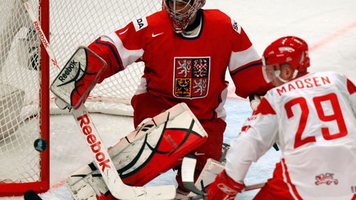 Jakub Kovář zasahuje proti Mortenu Madsenovi v utkání MS v hokeji 2012 Česko - Dánsko.