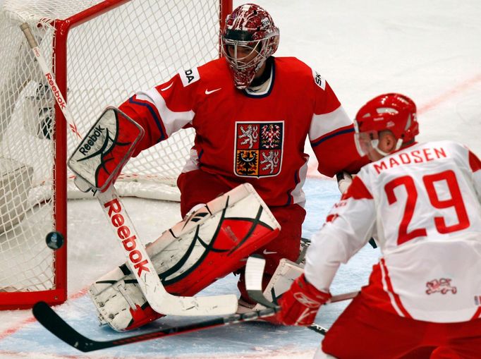 Jakub Kovář zasahuje proti Mortenu Madsenovi v utkání MS v hokeji 2012 Česko - Dánsko.