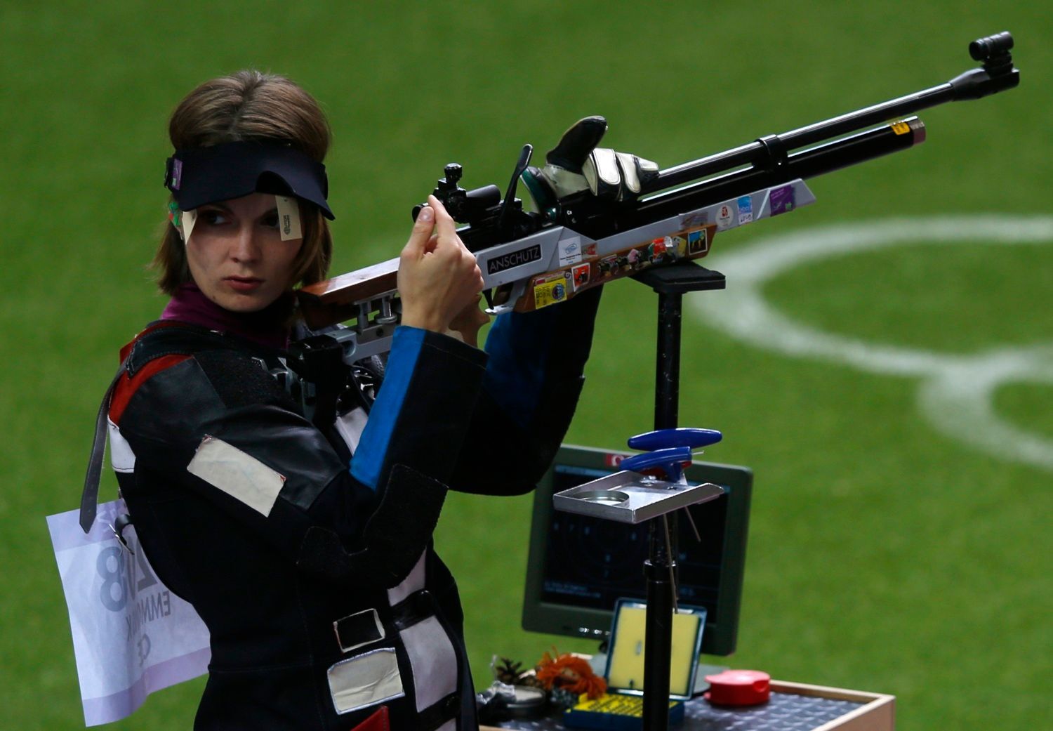 Česká střelkyně Kateřina Emmons během finálové kvalifikace ve vzduchové pušce na 10 metrů během OH 2012 v Londýně.