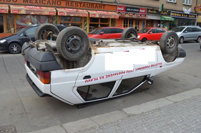 Auto na střeše na pražském Andělu