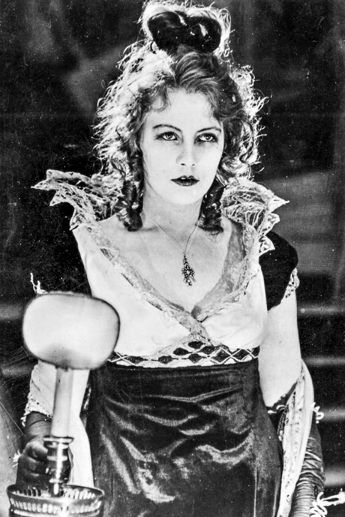 Greta Garbo jako hraběnka Elisabeth Dohna v němém filmu Gösta Berlings saga (1924). Snímek vznikl ve Švédsku pod režií Mauritze Stillera.