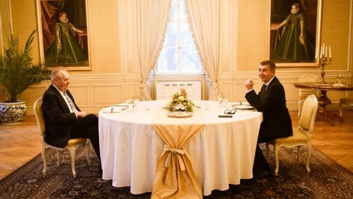 Novoroční oběd premiéra s prezidentem byl bez rodin. Podával se bažant s nudlemi
