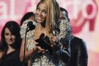 1. 2. - Na Grammy triumfovala Beyoncé - Americká hudební akademie rozhodla, že letošní nejprodávanější deska je zároveň nejlepší a nad písničky, které posloucháte v rádiích, nic není. 
Porotci rozdělili hlavní ceny mezi dvacetiletou country zpěvačku Taylor Swift (čtyři ceny včetně alba roku za Fearless), černošskou r'n'b stálici Beyoncé (šest cen včetně písně roku, což je rekord v ženské kategorii) a rockery Kings Of Leon (tři ceny včetně nahrávky roku). 
Další podrobnosti si můžete přečíst v článku zde .