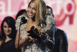 1. 2. - Na Grammy triumfovala Beyoncé - Americká hudební akademie rozhodla, že letošní nejprodávanější deska je zároveň nejlepší a nad písničky, které posloucháte v rádiích, nic není. 
Porotci rozdělili hlavní ceny mezi dvacetiletou country zpěvačku Taylor Swift (čtyři ceny včetně alba roku za Fearless), černošskou r'n'b stálici Beyoncé (šest cen včetně písně roku, což je rekord v ženské kategorii) a rockery Kings Of Leon (tři ceny včetně nahrávky roku). 
Další podrobnosti si můžete přečíst v článku zde .