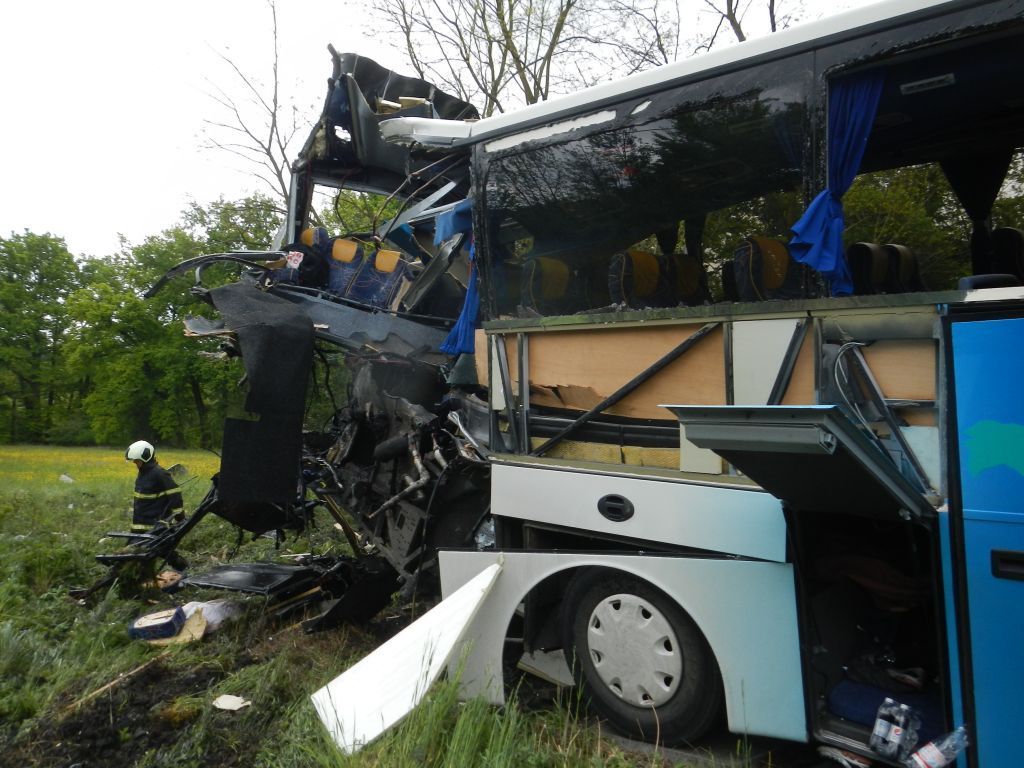 Nehoda autobusu a vlaku na přejezdu u Hluboké nad Vltavou.