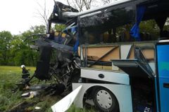 Na Jičínsku se srazil autobus a autem, dva těžce zranění