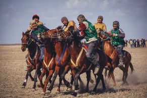 Souboj o kozla. Uzbekové slaví jaro "koňským fotbalem", vítěz získá auto či velblouda