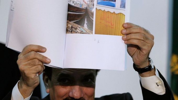 Poradce pákistánského premiéra pro bezpečnostní záležitosti Rehman Malik ukazuje na tiskové konferenci snímky plavidel, na nichž útočníci z Pákistánu do Bombaje připluli
