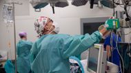 V IKEM začíná transplantace jater od živého dárce. Anesteziolog, který uvedl dárkyni do narkózy, o ni po celou dobu operace pečuje.